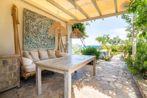 House with huge garden, swiming pool and sea view
